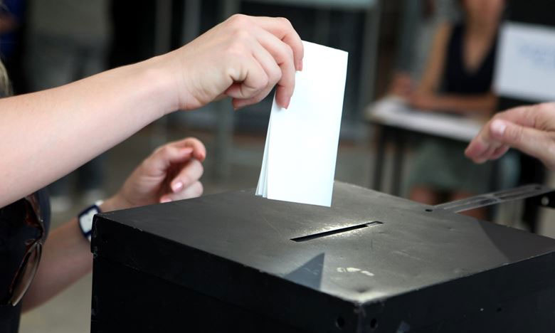 Aprovada possibilidade de emigrantes optarem pelo voto presencial nas eleições legislativas