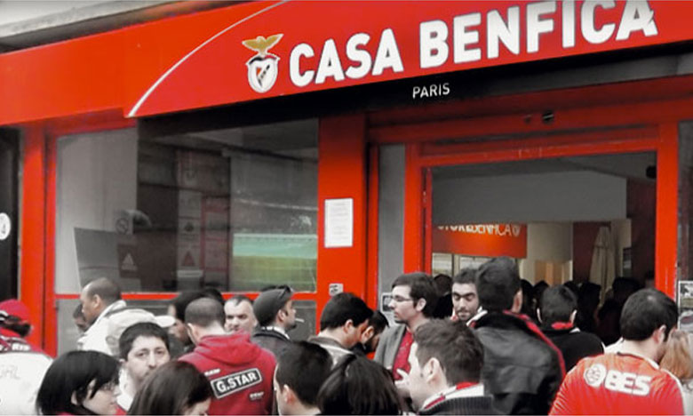 Benfica campeão: Adeptos enchem a Casa do Benfica em Paris