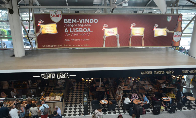 Cerveja Sagres recebe turistas com mensagens de boas-vindas personalizadas