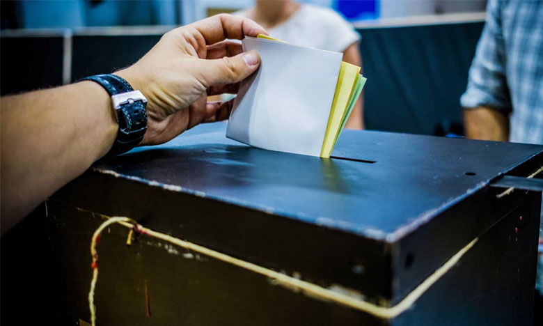 Dos 65 mil eleitores de Macau e Hong Kong, 44 votaram presencialmente