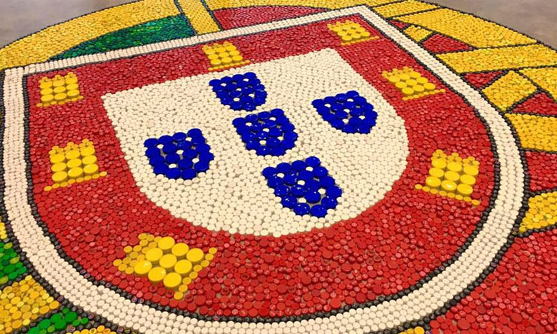 Emigrante faz bandeira gigante com tampas para entrar no Guinness