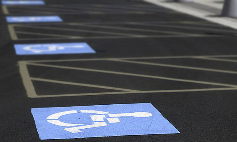 Estacionar em lugares para deficientes tira dois pontos à carta de condução