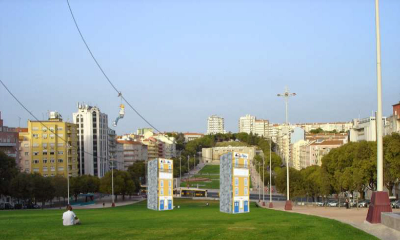 O maior slide urbano da Europa em Lisboa