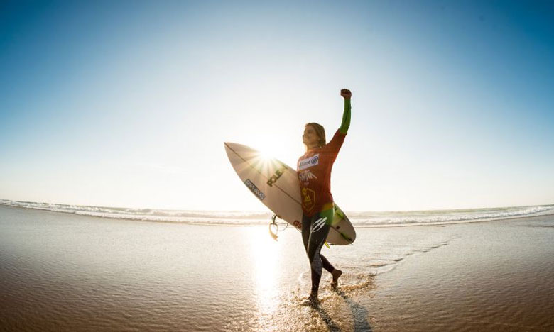 Portuguesa Carol Henrique é campeã europeia de surf