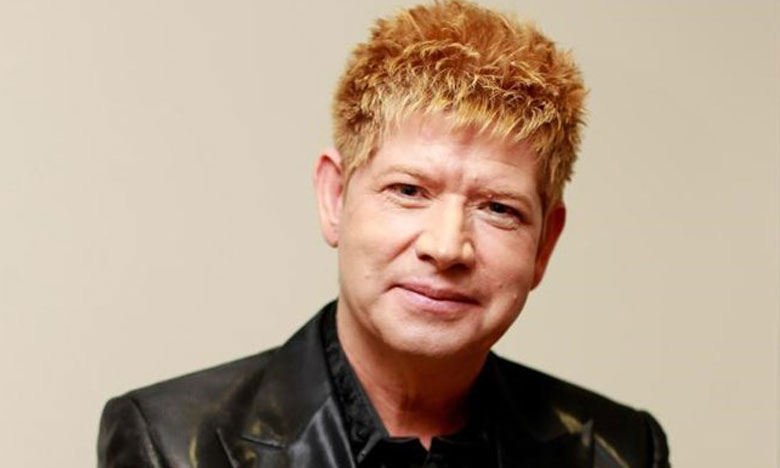 Roberto Leal atua antes de jogo do Benfica no Brasil