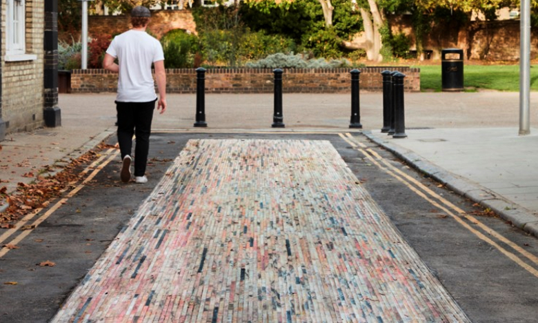Rua em Londres pavimentada com mármore português
