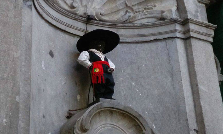 Símbolo belga trajado à portuguesa para celebrar abril 21 Símbolo belga trajado à portuguesa para celebrar abril
