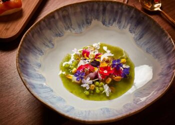 António Zambujo no palco e José Avillez na cozinha em jantar-concerto no Mini Bar, em Lisboa