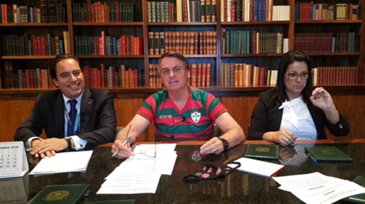 Brasil - Jair Bolsonaro faz comunicação ao país com camisola da Portuguesa de Desportos