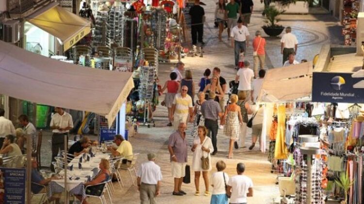 Covid-19: Britânicos antecipam saída do Algarve com receio de quarentena