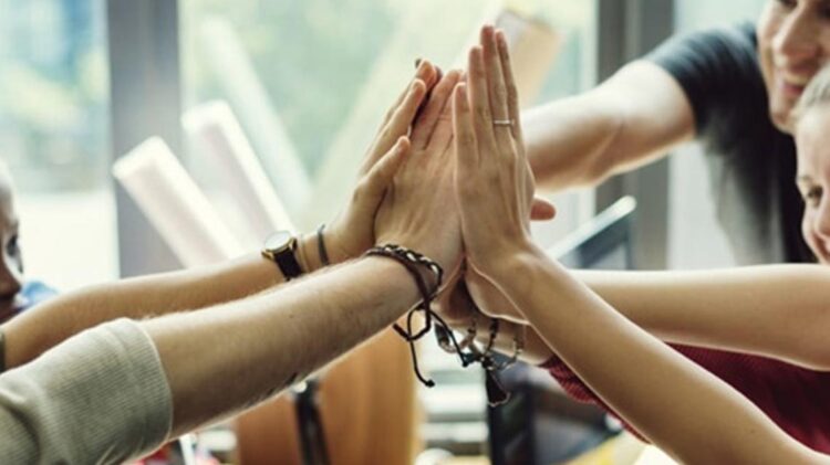 Covid-19 - Ajuntamentos passam a estar limitados a 10 pessoas em Portugal continental