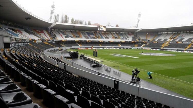 Futebol continua sem adeptos nos estádios pelo menos até outubro