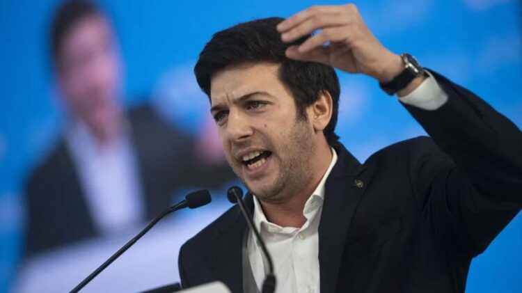 Líder do CDS acusa Governo de "agir tarde" e de faltar com apoios a idosos 11 Líder do CDS acusa Governo de "agir tarde" e de faltar com apoios a idosos