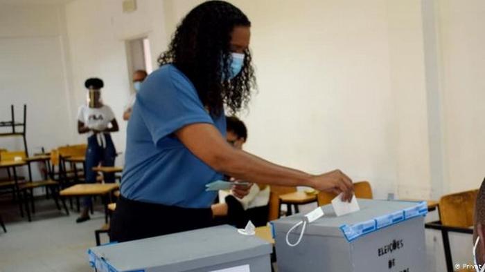 Cabo Verde: PAICV reforça presença nas eleições autárquicas de domingo 12 Janira Hopffer Almada, Presidente do PAICV, durante a votação
