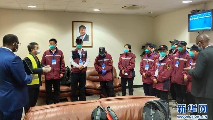 Angola: Especialistas médicos chineses chegam a Luanda para ajudar na luta contra COVID-19