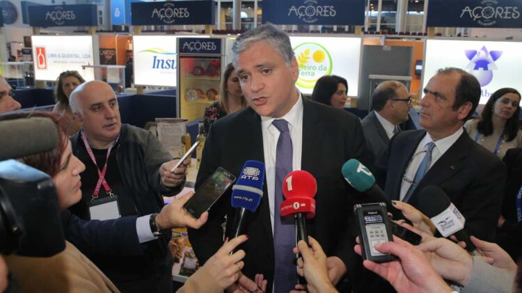 Líder do PS/Açores destaca investimentos na ilha das Flores