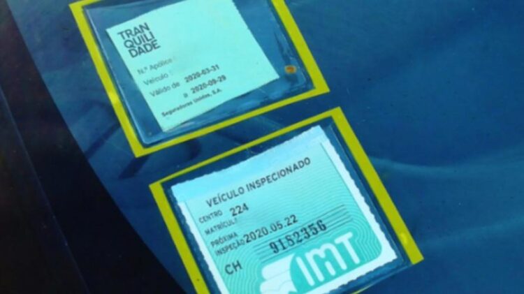 Seguro do carro. Dístico verde muda de cor, a partir de agora será branco