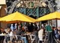 O quiosque do centenário café A Brasileira, em Lisboa, passará a vender apenas jornais da imprensa regional portuguesa 15 café A Brasileira lisboa