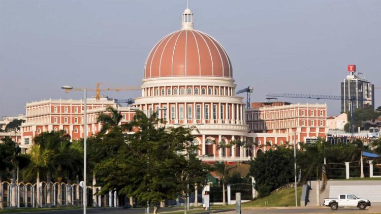 Angola: Orçamento do Estado suspende regalias para políticos
