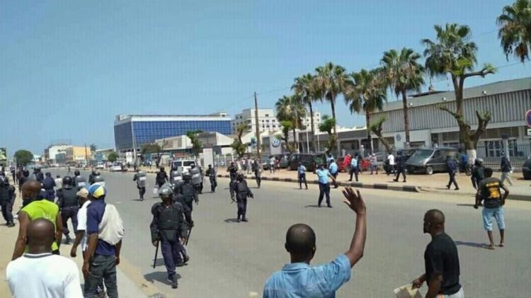 Angola: Polícia dispersa manifestantes em Luanda no Dia da Independência