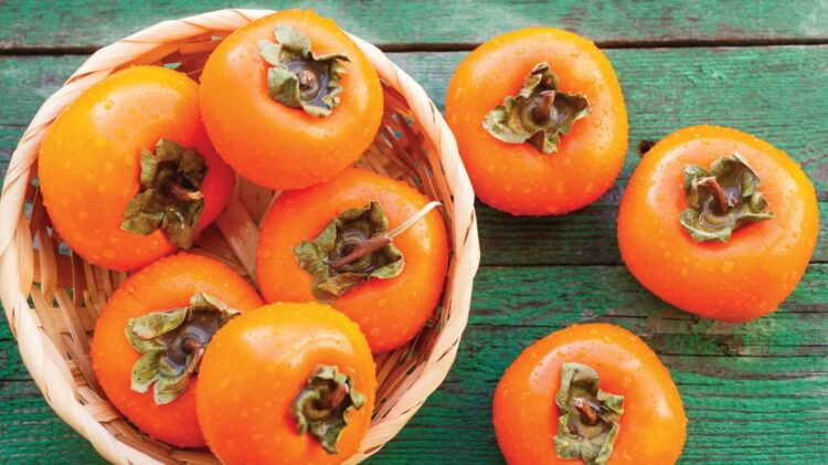 Dióspiros. Conheça os benefícios deste fruto da época