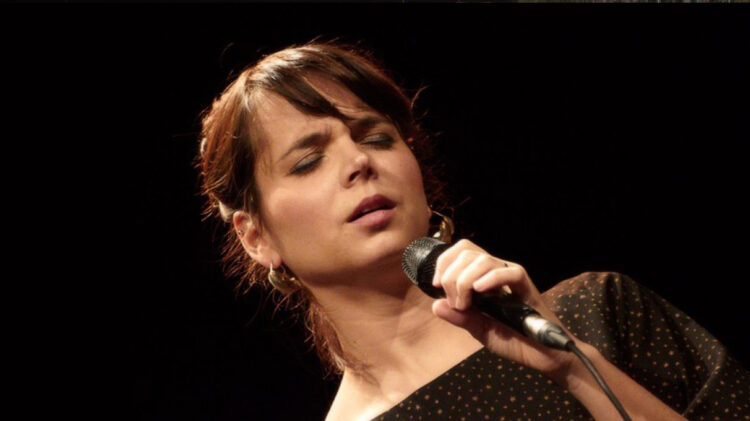 cantora, compositora e instrumentista de jazz portuguesa Sara Serpa