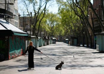 Fim de semana prolongado de restrições apertadas