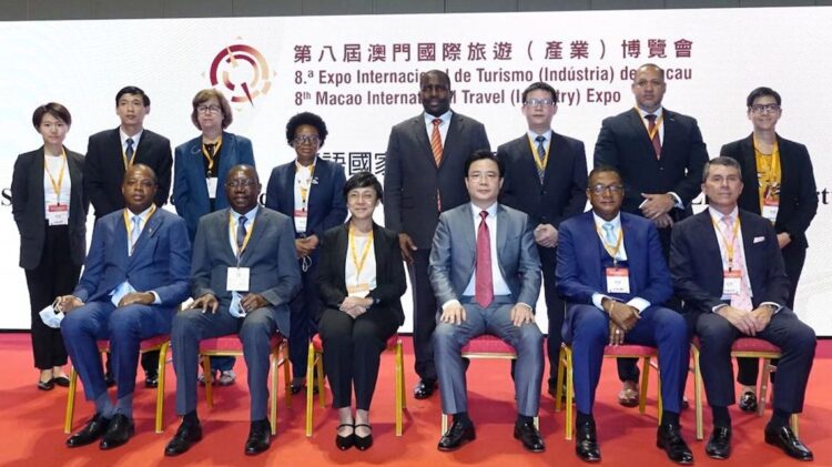 O Fórum de Macau e a Direcção dos Serviços de Turismo realizaram em conjunto a Sessão de Apresentação dos Produtos Turísticos dos Países de Língua Portuguesa 11 O Fórum de Macau e a Direcção dos Serviços de Turismo realizaram em conjunto a Sessão de Apresentação dos Produtos Turísticos dos Países de Língua Portuguesa