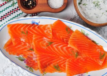 Salmão fumado um alimento bastante popular e saboroso. Descubra se é seu 'amigo' ou nem por isso...