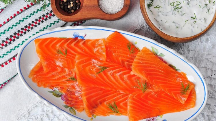 Salmão fumado um alimento bastante popular e saboroso. Descubra se é seu 'amigo' ou nem por isso...