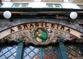 O quiosque do centenário café A Brasileira, em Lisboa, passará a vender apenas jornais da imprensa regional portuguesa 23 café A Brasileira lisboa