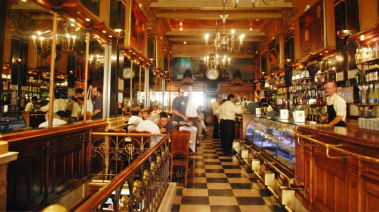 O quiosque do centenário café A Brasileira, em Lisboa, passará a vender apenas jornais da imprensa regional portuguesa 11 café A Brasileira lisboa