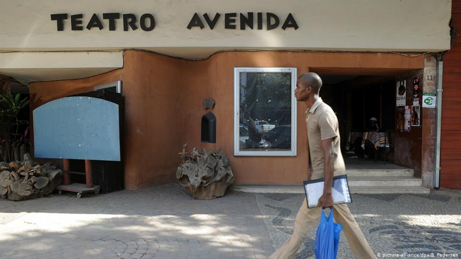 Moçambique. Rádio é "balão de oxigénio" para atores moçambicanos em ano de crise 13 Salas de espetáculos de Maputo passaram 2020 praticamente de portas fechadas