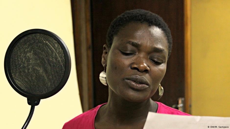 Moçambique. Rádio é "balão de oxigénio" para atores moçambicanos em ano de crise 14 Arlete Bombe, voz frequente das radionovelas da DW, foi a primeira atriz moçambicana a estrear-se na Netflix