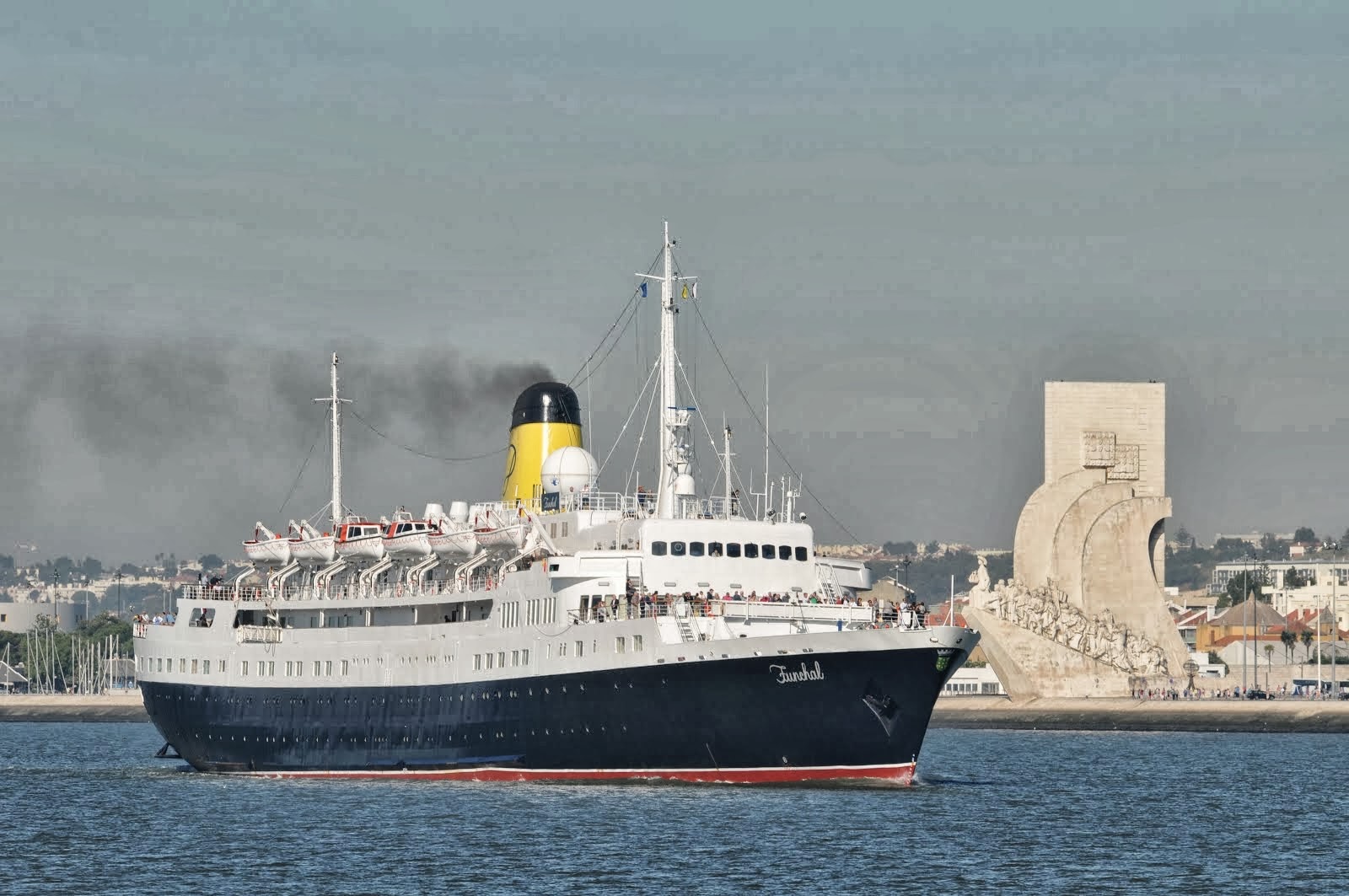 O histórico paquete Funchal vai ser leiloado outra vez. Agora a preço de saldo 12 O histórico paquete Funchal vai ser leiloado outra vez. Agora a preço de saldo