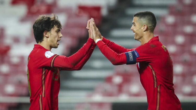 Equipa do ano da UEFA tem quatro portugueses nomeados 11 Equipa do ano da UEFA tem quatro portugueses nomeados