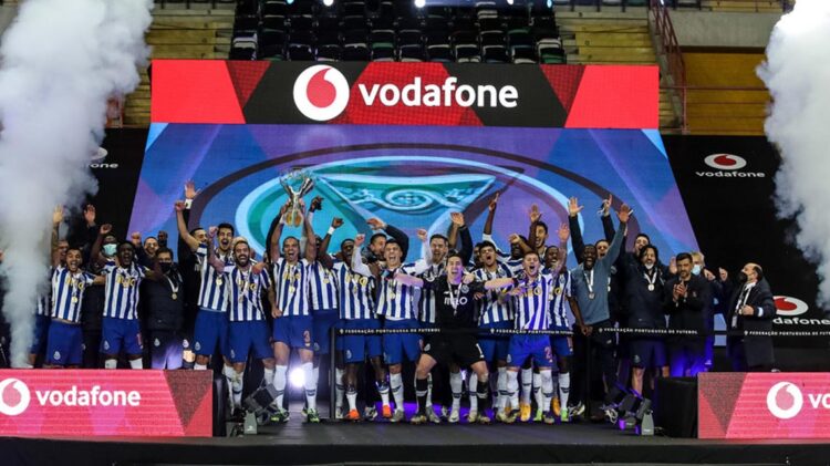 F. C. Porto vence Benfica e conquista Supertaça