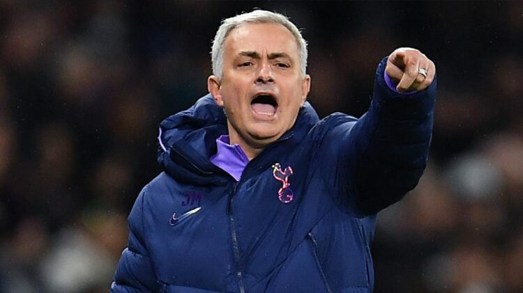 Mourinho visitou Stamford Bridge líder e saiu da antiga casa... líder 11 José Mourinho