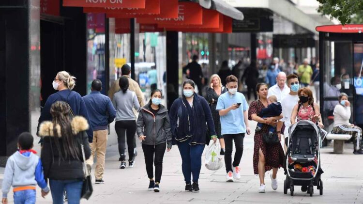 Reino Unido: Depois de detetar uma variante que se propaga mais depressa, Londres aperta as restrições e "cancela" o Natal 11 Londres aperta as restrições