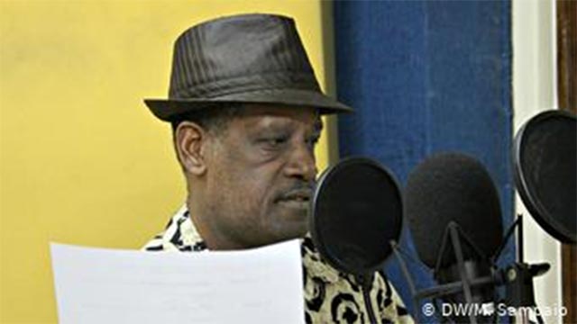 Moçambique. Rádio é "balão de oxigénio" para atores moçambicanos em ano de crise 12 Abdil Juma: "Teatro de rádio tem sido um balão de oxigénio"