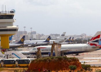 Passageiros do Reino Unido retidos várias horas no aeroporto de Faro para fazerem teste