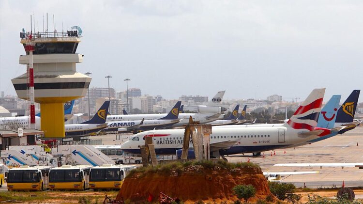 Passageiros do Reino Unido retidos várias horas no aeroporto de Faro para fazerem teste 11 Passageiros do Reino Unido retidos várias horas no aeroporto de Faro para fazerem teste