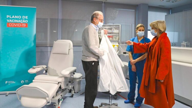CDS-PP critica "espetáculo mediático" em torno da vacinação contra a Covid-19 11 vacinação contra a Covid-19