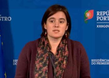 Covid-19: Governo limita deslocações para fora do país e repõe controlo de fronteiras