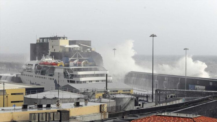 Madeira: Governo Regional em "alerta máximo" nos concelhos afetados pelo mau tempo 11 madeira portugal