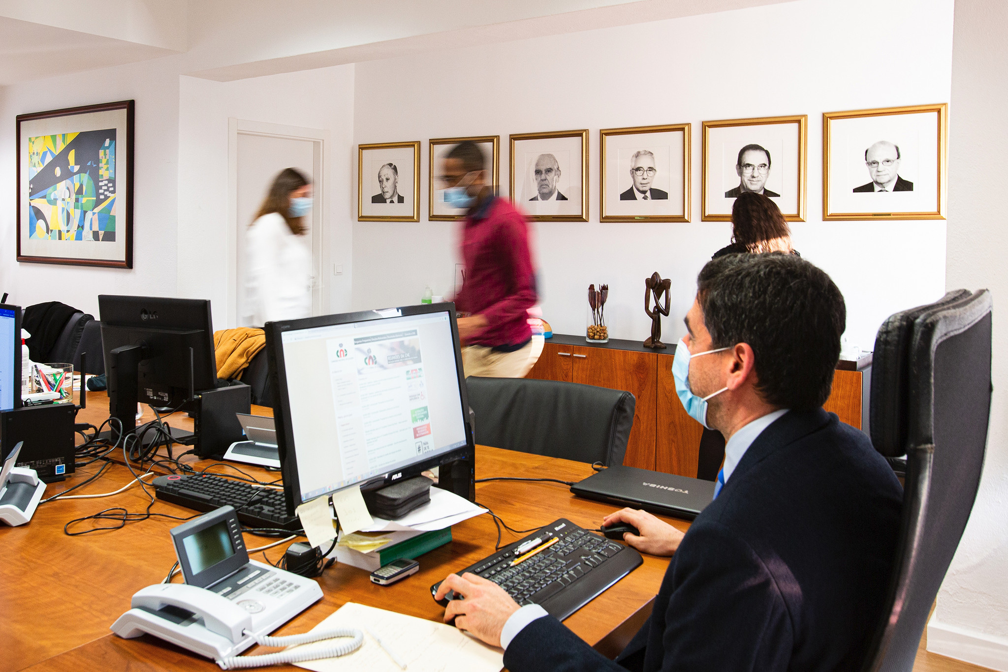 Em tempo de eleições ou referendos, o que faz a Comissão Nacional de Eleições? 12 Em tempo de eleições ou referendos, o que faz a Comissão Nacional de Eleições?