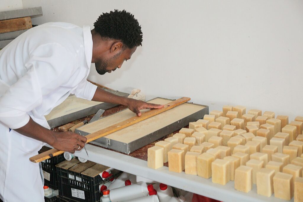 Cabo Verde: Jovens cabo-verdianos transformam 7,5 toneladas de óleo alimentar usado em sabão e detergente 12 Cabo Verde: Jovens cabo-verdianos transformam 7,5 toneladas de óleo alimentar usado em sabão e detergente