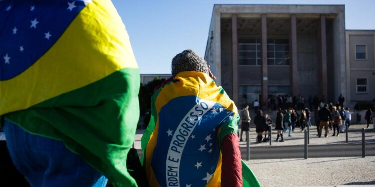 Quase 200 imigrantes em situação precária esperam pelo fim da suspensão dos voos para o Brasil 11 Brasil