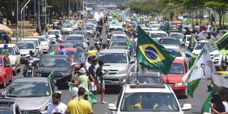 Brasileiros protestam contra Bolsonaro sem sair do carro 11 Brasileiros protestam contra Bolsonaro