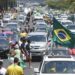 Brasileiros protestam contra Bolsonaro sem sair do carro 22 Brasileiros protestam contra Bolsonaro